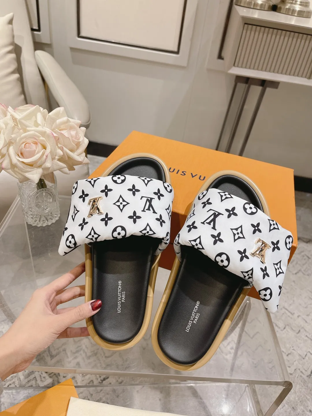 👟👟Ex-factory price 360👟👟 Lvjia brand | ²⁰²5 𝐬𝐬 💛2025 spring and summer latest popular Velcro series...Couple style thick-soled slippers, new rare products at the purchasing level💫 🍒This style is the favorite of celebrities🌟big internet celebrities. A simple and elegant sandal. A good style that you can't take your eyes off at a glance! The thick sole has the effect of increasing the height of the feet. It has the function of elongating the legs immediately. It is exquisite and low-key luxury✔️ No matter it is paired with skirts or trousers, it is super aura🛍 ━━━━━ ЅᏇєєt ━━━━━ ▪️Upper: LV old floral fabric ▪️Outsole: original molded outsole ▪️Shoe size: 35-45